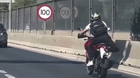 Motoros vezetés közben