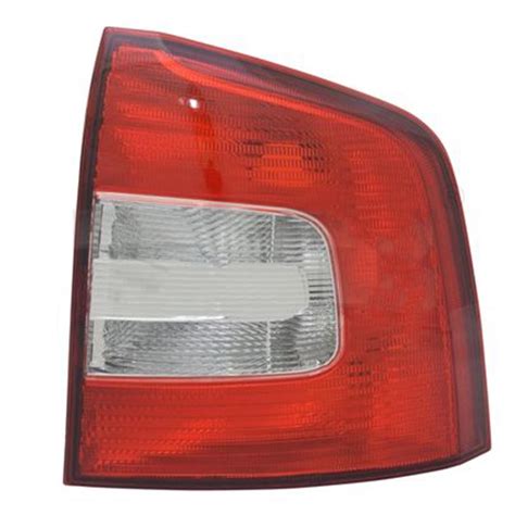 Nemcsak a karosszéria, a hátsó lámpabura is hullámvonalas