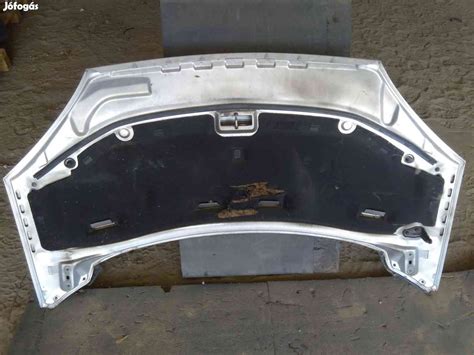 Nyitott motorháztető