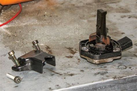 Olajszint érzékelő fészke tisztítás előtt