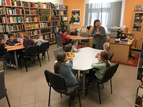 Olvasás a könyvtárban