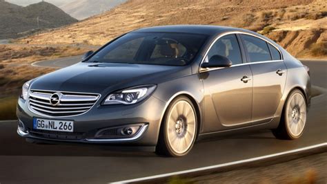 Opel Insignia motorterének ábrája, a hűtőközeget jelölve