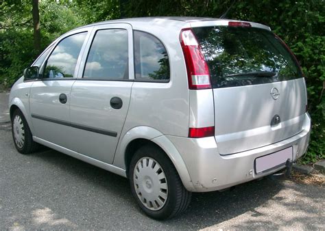 Opel Meriva kanyarban