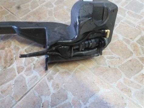 Opel Zafira ablakmosó tartály elhelyezkedése a motortérben