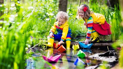 Pocsolyában játszó gyerekek