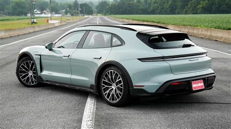 Porsche Taycan Cross Turismo az autópályán