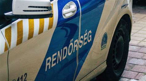 Rendőrautó az autópályán