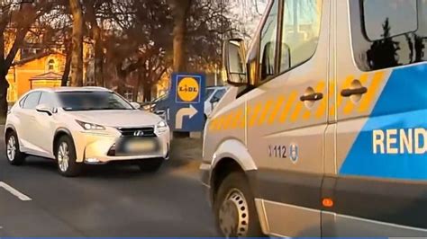 Rendőrautó forgalommal szemben