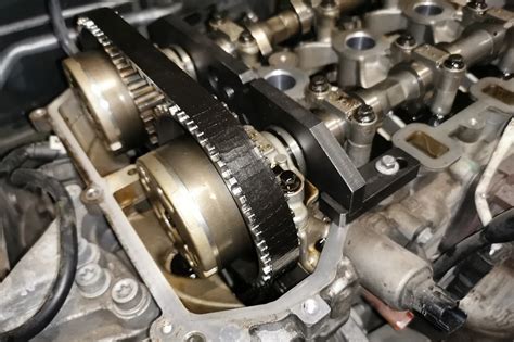Repedezett vezérműszíj egy szétszerelt Puretech motor hengerfejében