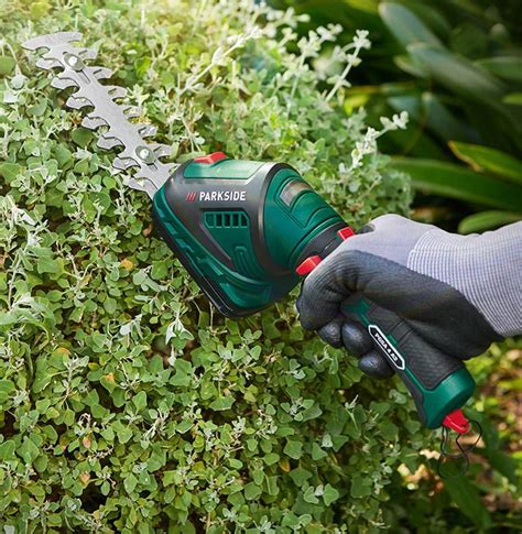 Sövényvágó használat közben