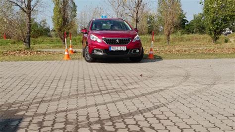 Sarkadi Autósiskola oktatói és járműparkja