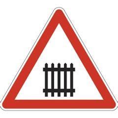 Sorompóval biztosított vasúti átjáró