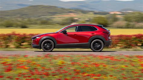 Sportos autó hátsó szárnnyal