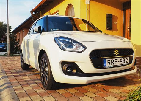 Suzuki Swift gyöngyház metál fény fehér színben