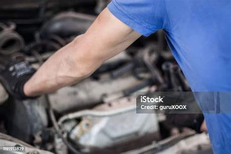 Szerelő javítja a motort