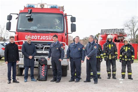 Tűzoltók oltanak egy égő autót