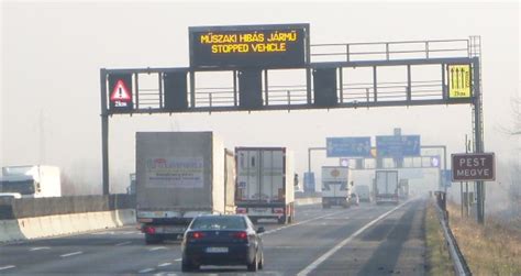 Változtatható jelzésképű tábla (VJT) egy alagút bejáratánál