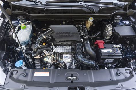 Vastag kokszlerakódás látható egy Suzuki szívócsövében és szelepszárán