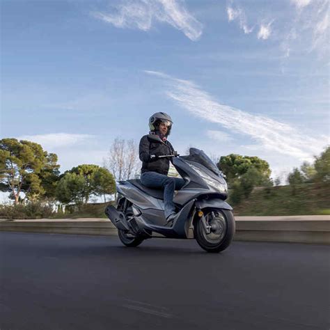 Vespa LX125 és Honda PCX125 robogók