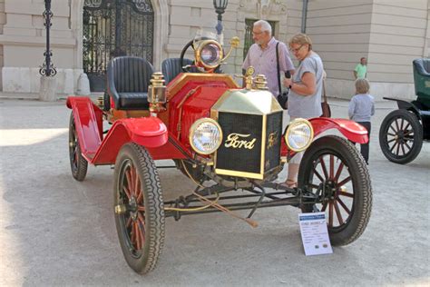 Veterán autó egy kiállításon