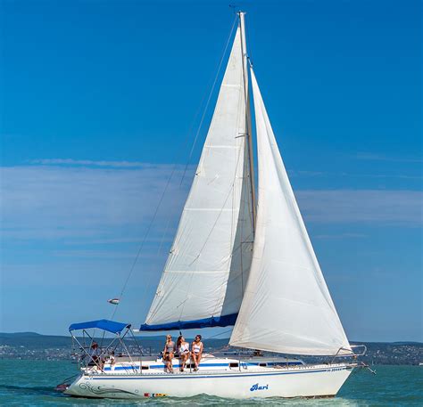 Vitorlás hajó a Balatonon