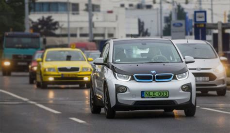 Zöld rendszámos autó